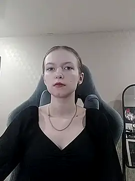 Snapshot of Yzi chatting on 12.23.25 Yzi online show from 12.23.25