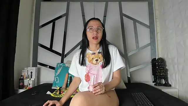 Lunahot68 online show from 04.29.26