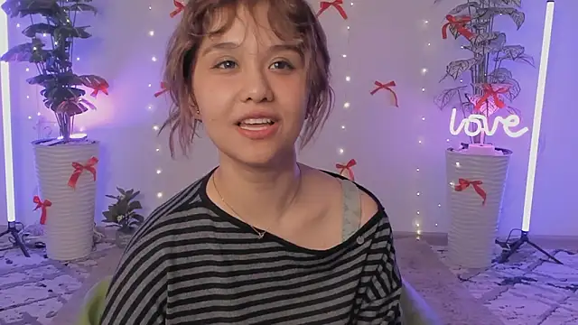 Snapshot of larabae chatting on 03.13.26 larabae online show from 03.13.26