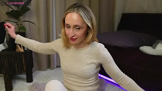 Emely Moon online show from 04.30.26