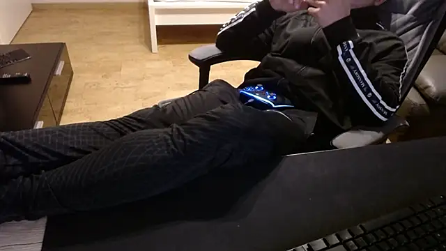 Snapshot of sensualman90 chatting on 01.11.26 sensualman90 online show from 01.11.26