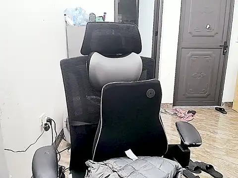 Snapshot of Shulee- chatting on 02.14.26 Shulee- online show from 02.14.26