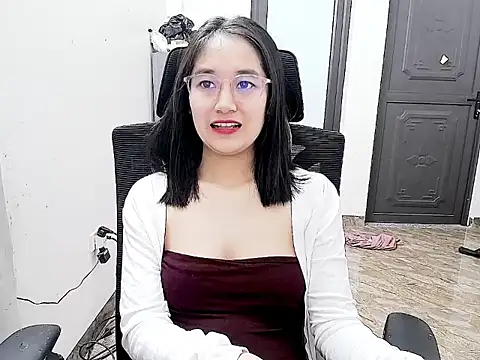 Snapshot of Shulee- chatting on 02.23.26 Shulee- online show from 02.23.26