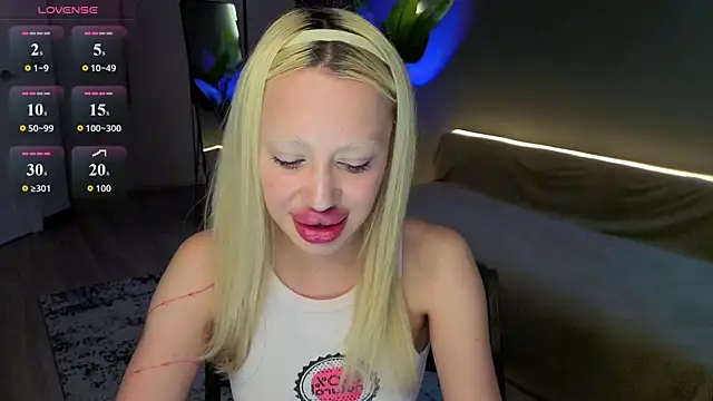 Luna Beverly online show from 06.25.26