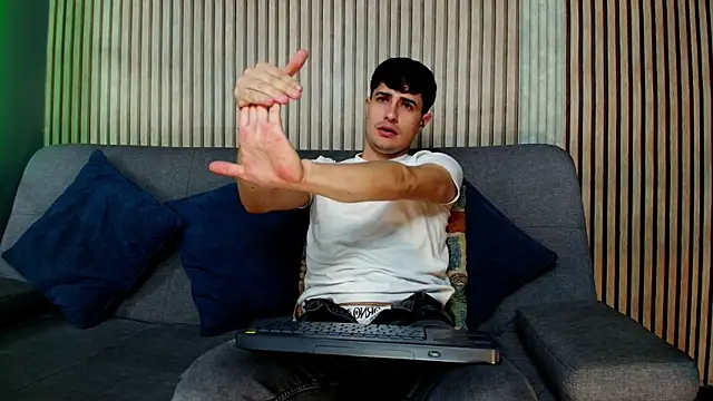 Snapshot of bro_friends chatting on 01.11.26 bro friends online show from 01.11.26