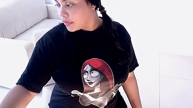 Snapshot of isabelateran chatting on 07.27.26 isabelateran online show from 07.27.26