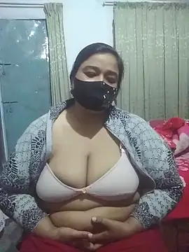 Snapshot of momo_loves chatting on 02.10.26 momo loves online show from 02.10.26