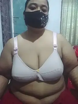 Snapshot of momo_loves chatting on 02.11.26 momo loves online show from 02.11.26