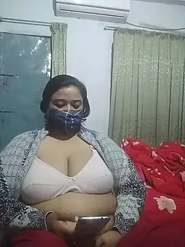 Snapshot of momo_loves chatting on 02.14.26 momo loves online show from 02.14.26