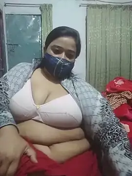 Snapshot of momo_loves chatting on 02.18.26 momo loves online show from 02.18.26