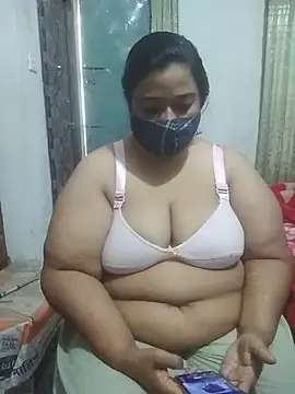 Snapshot of momo_loves chatting on 02.20.26 momo loves online show from 02.20.26