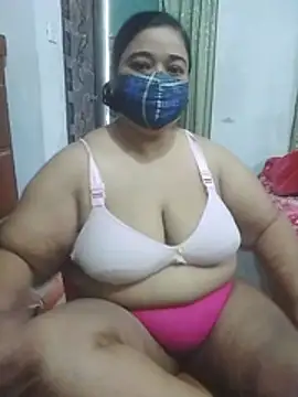 Snapshot of momo_loves chatting on 03.10.26 momo loves online show from 03.10.26