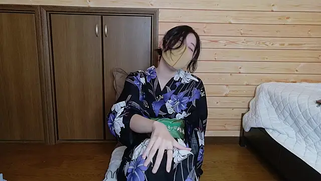 Snapshot of minami_room chatting on 06.06.26 minami room online show from 06.06.26