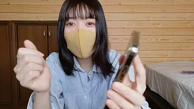 Snapshot of minami_room chatting on 06.25.26 minami room online show from 06.25.26