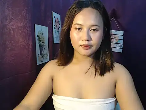 Snapshot of creamycarra chatting on 06.19.26 creamycarra online show from 06.19.26