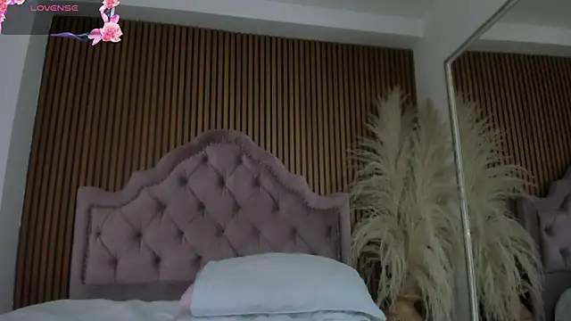 Violett hott  online show from 04.21.26