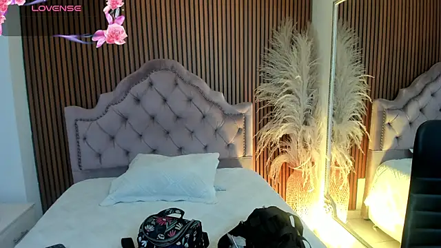 Violett hott  online show from 04.24.26