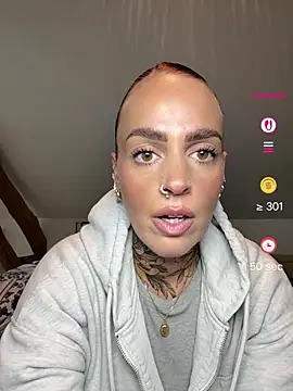 Snapshot of venustattoue chatting on 05.19.26 venustattoue online show from 05.19.26