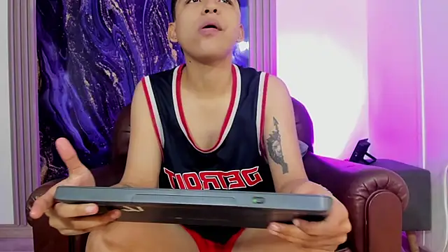 Snapshot of ale_clark chatting on 01.16.26 ale clark online show from 01.16.26