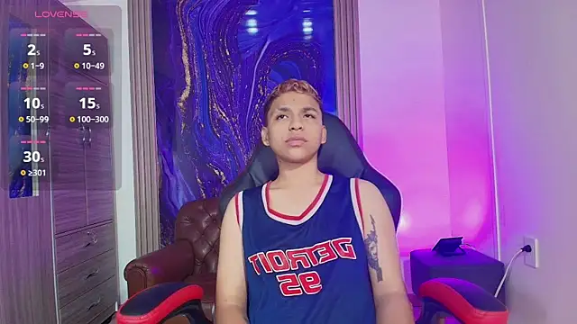 Snapshot of ale_clark chatting on 02.03.26 ale clark online show from 02.03.26