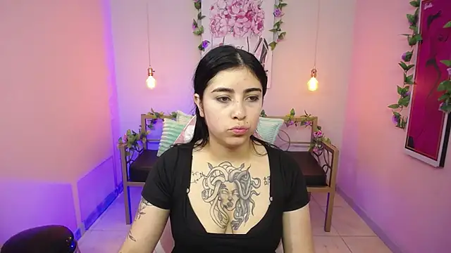 Snapshot of Adri_gomez_x chatting on 06.27.26 Adri gomez x online show from 06.27.26