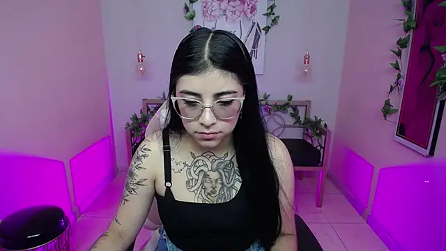 Snapshot of Adri_gomez_x chatting on 07.13.26 Adri gomez x online show from 07.13.26