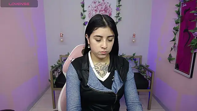 Snapshot of Adri_gomez_x chatting on 07.23.26 Adri gomez x online show from 07.23.26