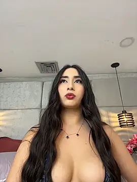 Snapshot of IvonneOwen chatting on 05.18.26 IvonneOwen online show from 05.18.26