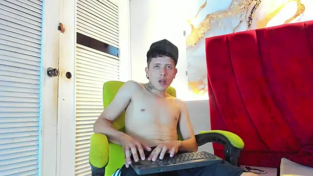 Snapshot of ESTEBAN_2102 chatting on 01.10.26 ESTEBAN 2102 online show from 01.10.26