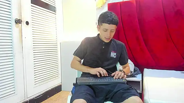 Snapshot of ESTEBAN_2102 chatting on 01.12.26 ESTEBAN 2102 online show from 01.12.26