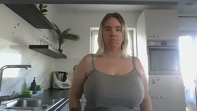 Snapshot of MinchenBienchen98 chatting on 03.05.26 MinchenBienchen98 online show from 03.05.26