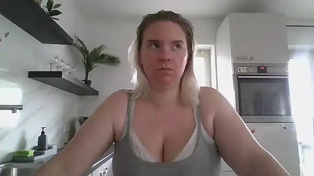 Snapshot of MinchenBienchen98 chatting on 03.14.26 MinchenBienchen98 online show from 03.14.26