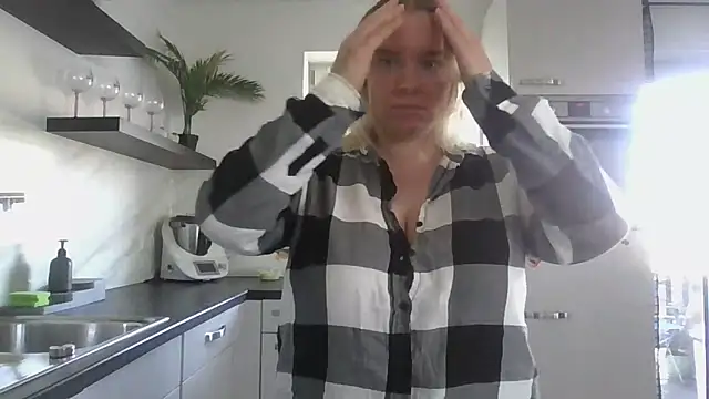 Snapshot of MinchenBienchen98 chatting on 03.26.26 MinchenBienchen98 online show from 03.26.26