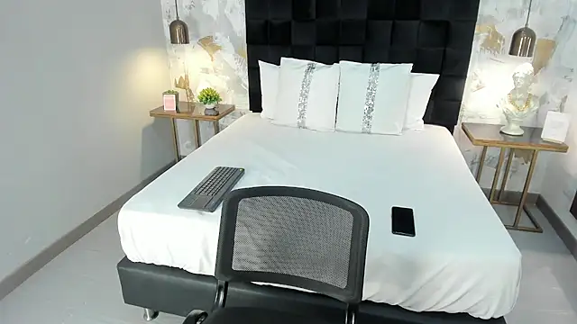 emily clarkk  online show from 02.25.26