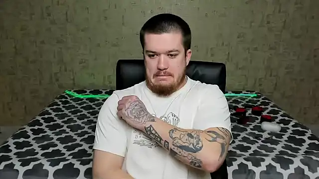 Snapshot of Well_boy chatting on 04.04.26 Well boy online show from 04.04.26