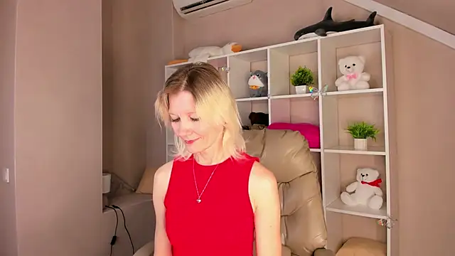 Julie Lucas online show from 03.06.26