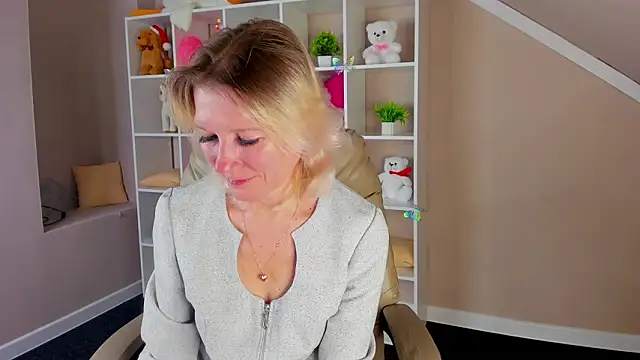 Julie Lucas online show from 03.14.26