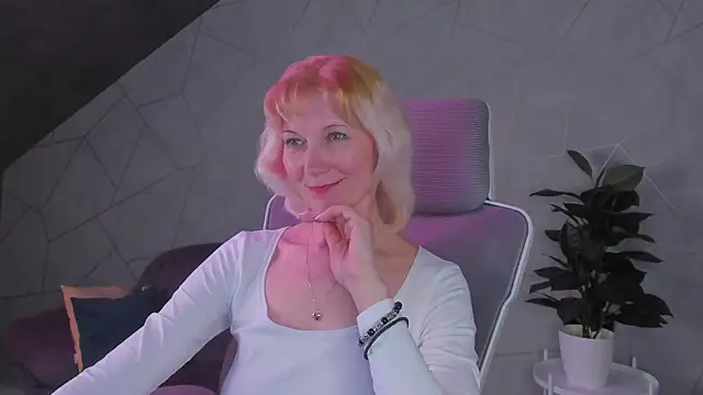 Julie Lucas online show from 03.28.26