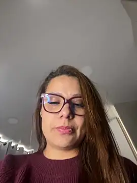 Pretty  Milf online show from 05.27.26