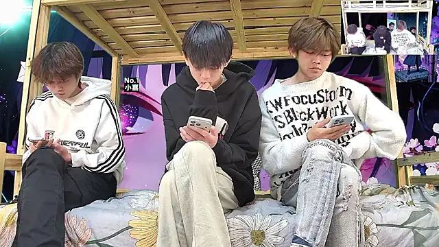 xiaohuangren01 online show from 03.11.26