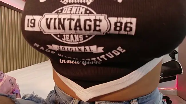 Scarlet Vixen  online show from 02.10.26