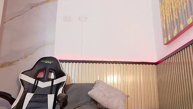 Scarlet Vixen  online show from 02.21.26