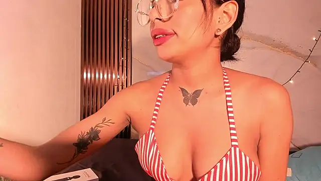 Scarlet Vixen  online show from 08.04.26