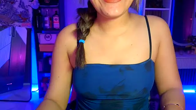 Snapshot of _Maanvi_ chatting on 06.14.26 Maanvi online show from 06.14.26