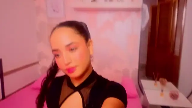 Snapshot of Emma_Thompssonn chatting on 06.17.26 Emma Thompssonn online show from 06.17.26