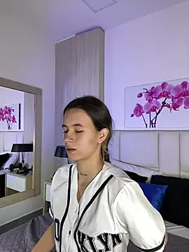 JuliaColemann online show from 07.06.26