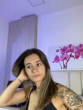 JuliaColemann online show from 08.04.26
