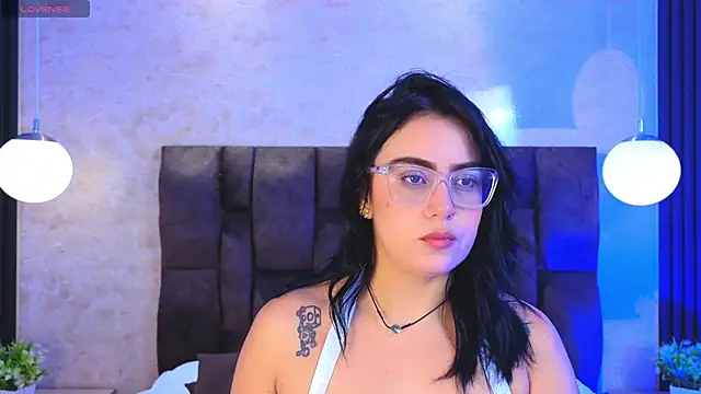 Snapshot of vicky_grey chatting on 03.08.26 vicky grey online show from 03.08.26