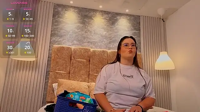 zoe hugeboobs online show from 03.12.26