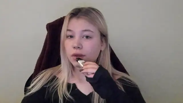 Snapshot of Lulu_Di chatting on 02.12.26 Lulu Di online show from 02.12.26